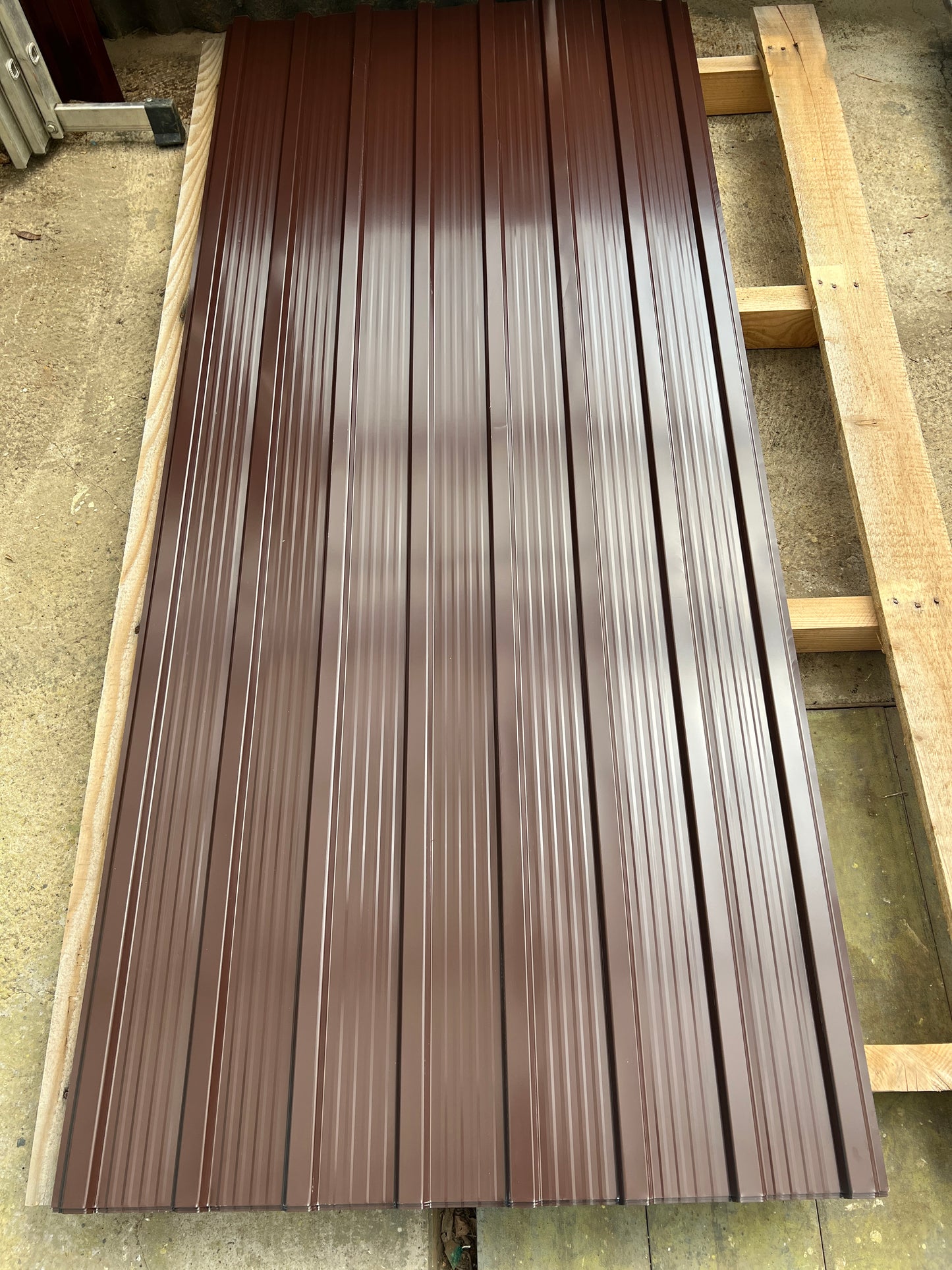 T12 Trapézlemez 0.3 RAL8017 Barna Fényes